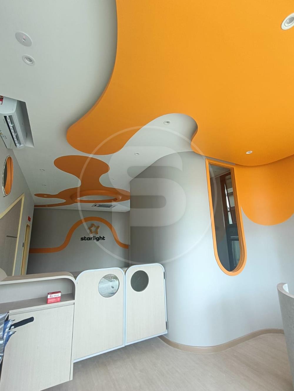 Curve ceiling partition - Austin Crest