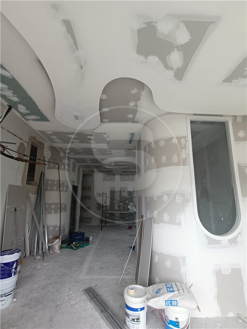 Curve ceiling partition - Austin Crest